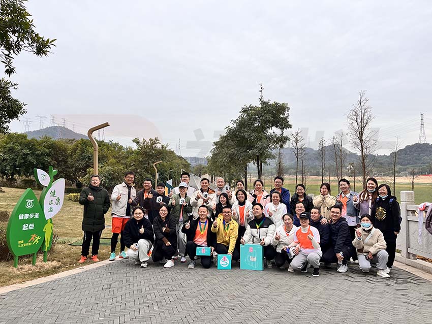 全體參賽人員合影留念，頒發獎品